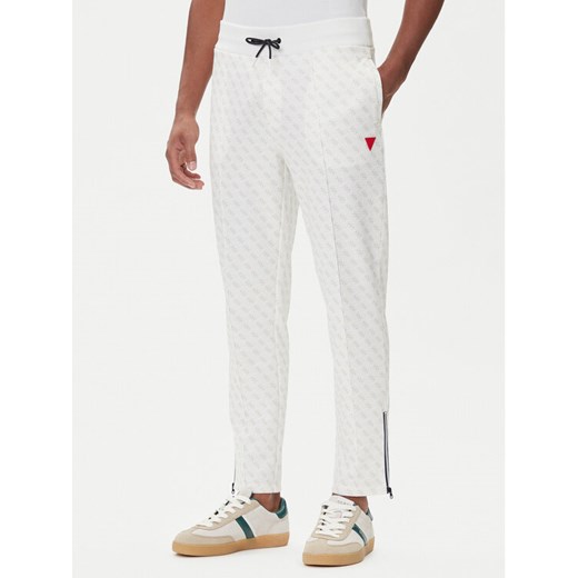 Guess Spodnie dresowe Z2BB05 K7122 Biały Regular Fit ze sklepu MODIVO w kategorii Spodnie męskie - zdjęcie 185634974