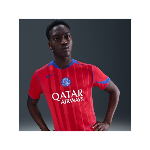 Męska koszulka piłkarska Nike Dri-FIT Total 90 Paris Saint-Germain Stadium 2025/26 (wersja trzecia) – replika - Czerwony ze sklepu Nike poland w kategorii T-shirty męskie - zdjęcie 185641701
