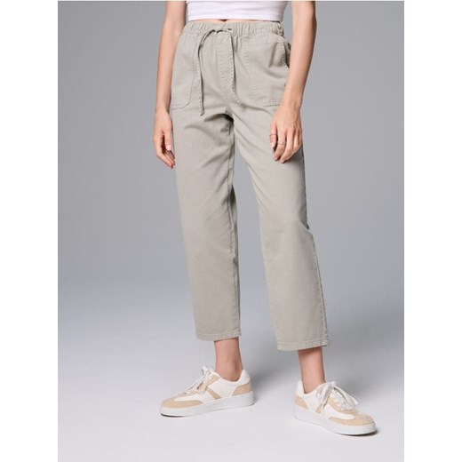Sinsay - Jeansy carrot fit - zielony ze sklepu Sinsay w kategorii Jeansy damskie - zdjęcie 185643752
