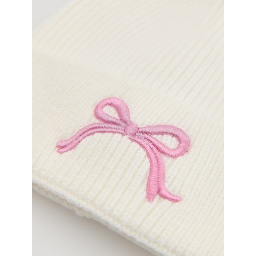 Reserved - Czapka z haftem - złamana biel Reserved 5-9 lat Reserved