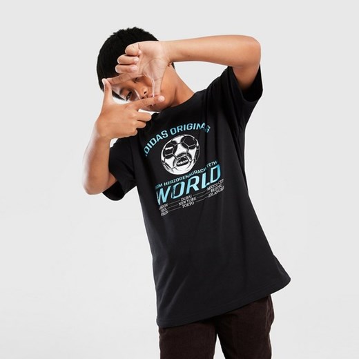 ADIDAS T-SHIRT GRAPHIC TEE ze sklepu JD Sports  w kategorii T-shirty chłopięce - zdjęcie 185652852