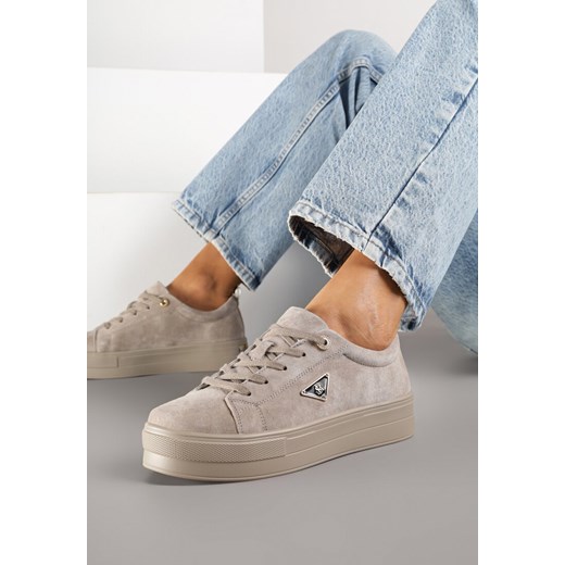 Szare Zamszowe Sneakersy na Grubej Podeszwie z Metaliczną Ozdobą Messle ze sklepu born2be.pl w kategorii Buty sportowe damskie - zdjęcie 185664594