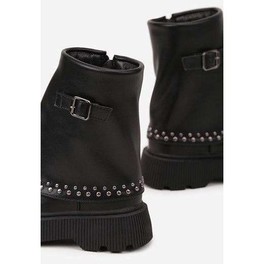 Czarne Botki z Wywiniętą Cholewką Zdobione Klamrą i Nitami Pilie 30 born2be.pl