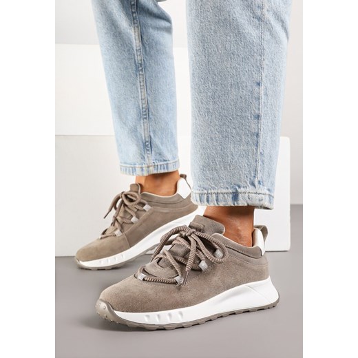 Ciemnobeżowe Sneakersy z Naturalnego Zamszu ze Skórzaną Wkładką Dolittea ze sklepu born2be.pl w kategorii Buty sportowe damskie - zdjęcie 185666934