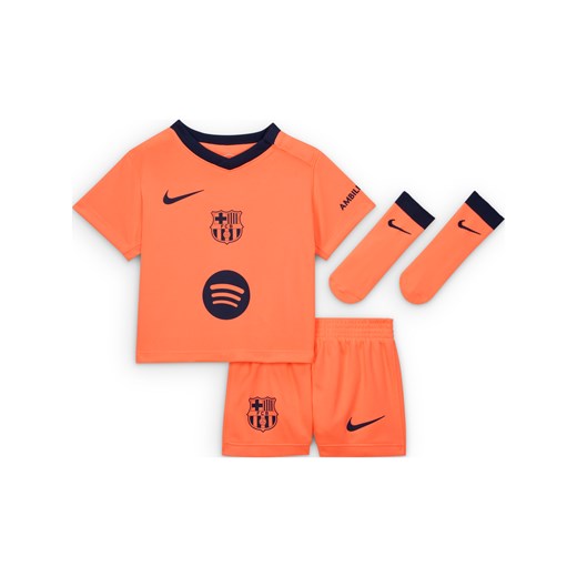 Trzyczęściowy strój piłkarski dla niemowląt i maluchów Nike Total 90 FC Barcelona Stadium 2025/26 (wersja trzecia) – replika - Pomarańczowy ze sklepu Nike poland w kategorii Odzież dla niemowląt - zdjęcie 185672680
