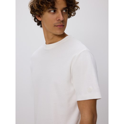 Reserved - Strukturalny t-shirt comfort fit - złamana biel ze sklepu Reserved w kategorii T-shirty męskie - zdjęcie 185685234