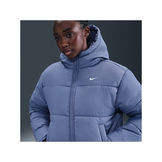 Damska kurtka z kapturem o luźnym kroju Therma-FIT Nike Sportswear Classic Puffer - Niebieski ze sklepu Nike poland w kategorii Kurtki damskie - zdjęcie 185693640