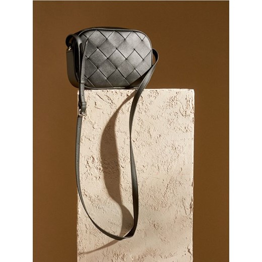 Sinsay - Torebka crossbody z imitacji skóry z plecionką - czarny - id: 650EK-99X - marki Sinsay - 185702291 Sinsay - Torebka crossbody z imitacji skóry z plecionką - czarny ze sklepu Sinsay w kategorii Torebki damskie - zdjęcie 185702291