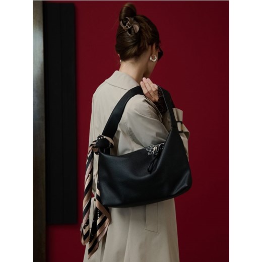 Sinsay - Torebka na ramię z imitacji groszkowej skóry - czarny ze sklepu Sinsay w kategorii Torebki hobo - zdjęcie 185708441