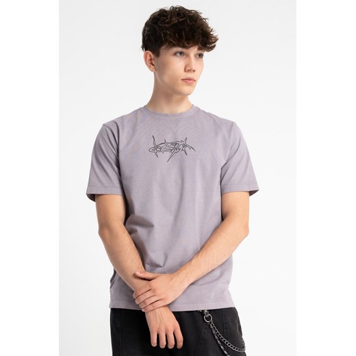 Jasnofioletowy t-shirt z autorską grafiką z przodu, rozmiar - 170, kolor - fioletowy ze sklepu REPORTER w kategorii T-shirty chłopięce - zdjęcie 185715021