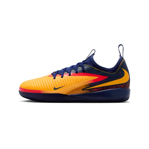 Halowe buty piłkarskie dla dużych dzieci Nike Jr. Phantom 6 Low Academy „Erling Haaland” - Pomarańczowy ze sklepu Nike poland w kategorii Buty sportowe dziecięce - zdjęcie 185716044