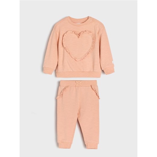 Sinsay - Komplet dzianinowy z ozdobnymi falbankami - różowy - id: 592EM-03X - marki Sinsay - 185732581 Sinsay - Komplet dzianinowy z ozdobnymi falbankami - różowy ze sklepu Sinsay w kategorii Komplety niemowlęce - zdjęcie 185732581