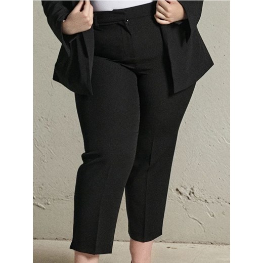 Sinsay - Eleganckie spodnie w kant PLUS SIZE - czarny ze sklepu Sinsay w kategorii Spodnie damskie - zdjęcie 185732590