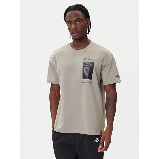 adidas T-Shirt National Geographic KC2350 Beżowy Loose Fit ze sklepu MODIVO w kategorii T-shirty męskie - zdjęcie 185741482