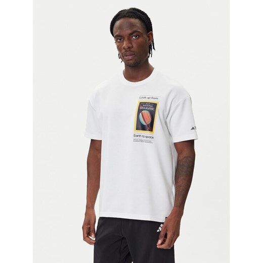 adidas T-Shirt National Geographic KC2349 Biały Loose Fit ze sklepu MODIVO w kategorii T-shirty męskie - zdjęcie 185741483