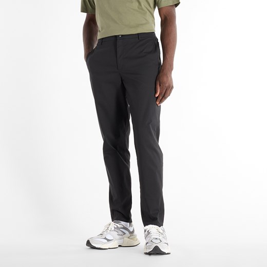 Spodnie męskie New Balance MP43554BK – czarne ze sklepu New Balance Poland w kategorii Spodnie męskie - zdjęcie 185753410