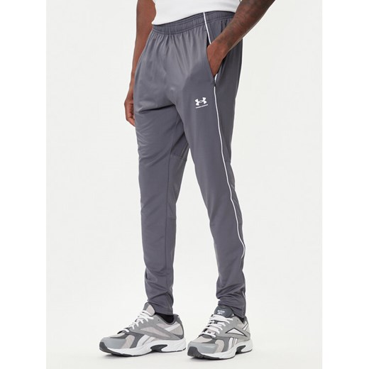 Under Armour Spodnie dresowe Challenger Training 6004044 Szary Slim Fit ze sklepu MODIVO w kategorii Spodnie męskie - zdjęcie 185761472