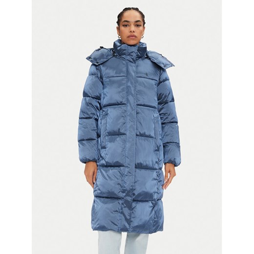 Calvin Klein Jeans Płaszcz zimowy Shiny Monologo J20J224617 Niebieski Regular Fit ze sklepu MODIVO w kategorii Kurtki damskie - zdjęcie 185761563