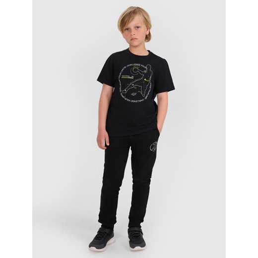 Chłopięce spodnie dresowe joggery 4F 4FJWAW25TTROM1258 - czarne ze sklepu Sportstylestory.com w kategorii Spodnie chłopięce - zdjęcie 185769800