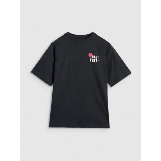 Chłopięcy t-shirt z nadrukiem 4F 4FJRAW25TTSHM3066 - czarny ze sklepu Sportstylestory.com w kategorii T-shirty chłopięce - zdjęcie 185769872