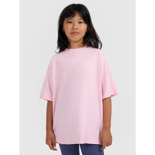 Dziewczęcy t-shirt oversize z nadrukiem 4F 4FJWAW25TTSHF2394 - różowy ze sklepu Sportstylestory.com w kategorii Bluzki dziewczęce - zdjęcie 185769931