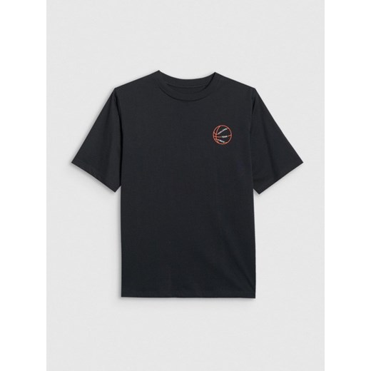 Chłopięcy t-shirt z nadrukiem 4F 4FJWAW25TTSHM2412 - czarny ze sklepu Sportstylestory.com w kategorii T-shirty chłopięce - zdjęcie 185769990