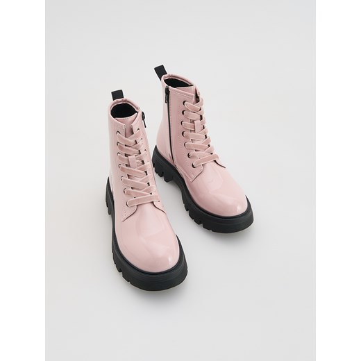 Reserved - Lakierowane trapery - pastelowy róż ze sklepu Reserved w kategorii Buty zimowe dziecięce - zdjęcie 185782941