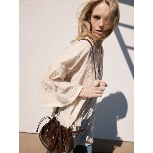 Reserved - Torebka bucket z zawieszkami - brązowy ze sklepu Reserved w kategorii Torebki worki - zdjęcie 185783963