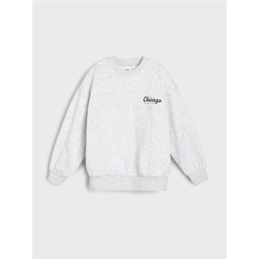 Sinsay - Bluza crewneck z napisem - szary - id: 236AY-09M - marki Sinsay - 185787200 Sinsay - Bluza crewneck z napisem - szary ze sklepu Sinsay w kategorii Bluzy chłopięce - zdjęcie 185787200