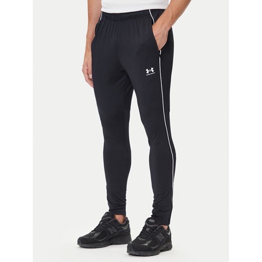 Under Armour Spodnie dresowe Challenger Training 6004044 Czarny Slim Fit ze sklepu MODIVO w kategorii Spodnie męskie - zdjęcie 185793112