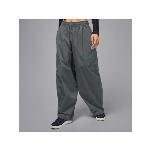 Damskie spodnie spadochronowe Jordan Flight Chicago - Szary ze sklepu Nike poland w kategorii Spodnie damskie - zdjęcie 185795654