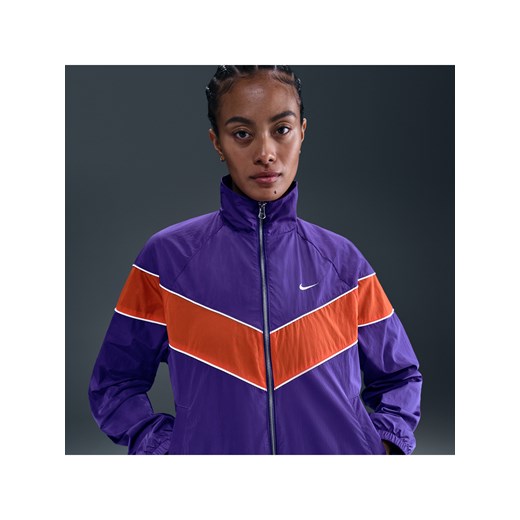 Damska luźna kurtka z tkaniny z zamkiem na całej długości i ochroną przed promieniowaniem UV Nike Windrunner - Fiolet ze sklepu Nike poland w kategorii Kurtki damskie - zdjęcie 185795721
