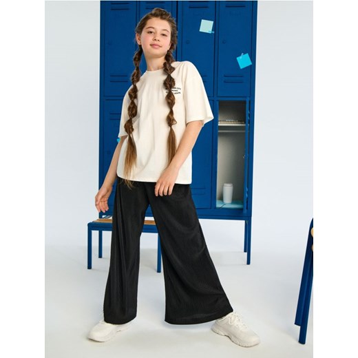 Sinsay - Plisowane spodnie wide leg z elastycznym pasem - czarny - id: 017EU-99X - marki Sinsay - 185811530 Sinsay - Plisowane spodnie wide leg z elastycznym pasem - czarny ze sklepu Sinsay w kategorii Spodnie dziewczęce - zdjęcie 185811530