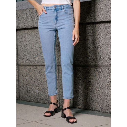 Sinsay - Spodnie jeansowe mom comfort fit - niebieski ze sklepu Sinsay w kategorii Jeansy damskie - zdjęcie 185811880