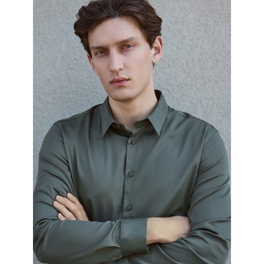 Reserved - Gładka koszula slim fit - zielony ze sklepu Reserved w kategorii Koszule męskie - zdjęcie 185817384