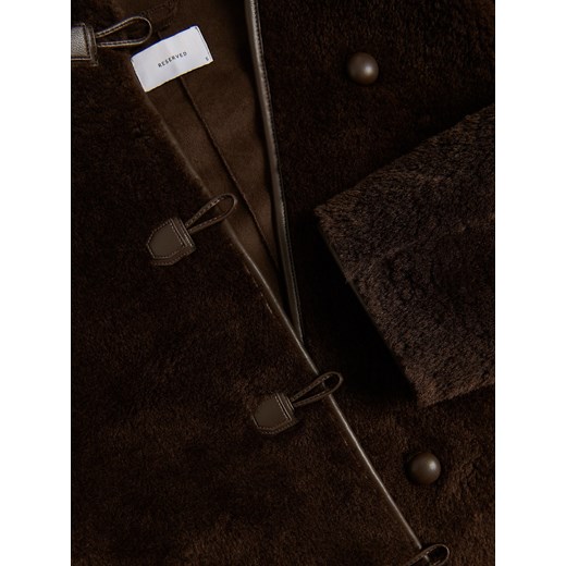 Reserved - Sztuczne futerko z ozdobnym zapięciem - brązowy Reserved M Reserved