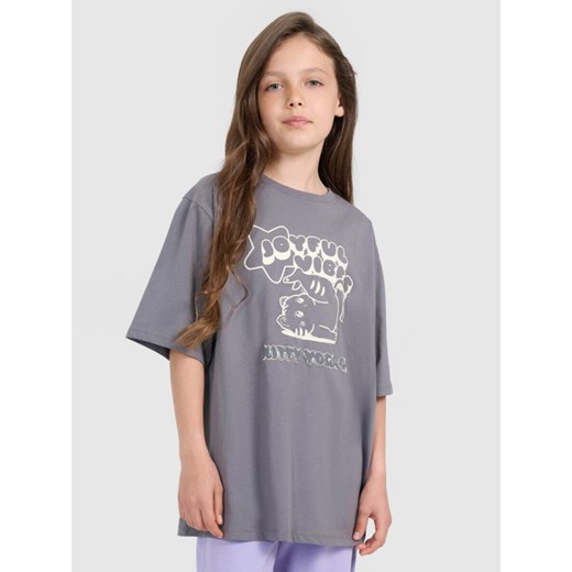 Dziewczęcy t-shirt oversize z nadrukiem 4F 4FJRAW25TTSHF3197 - szary ze sklepu Sportstylestory.com w kategorii Bluzki dziewczęce - zdjęcie 185837610