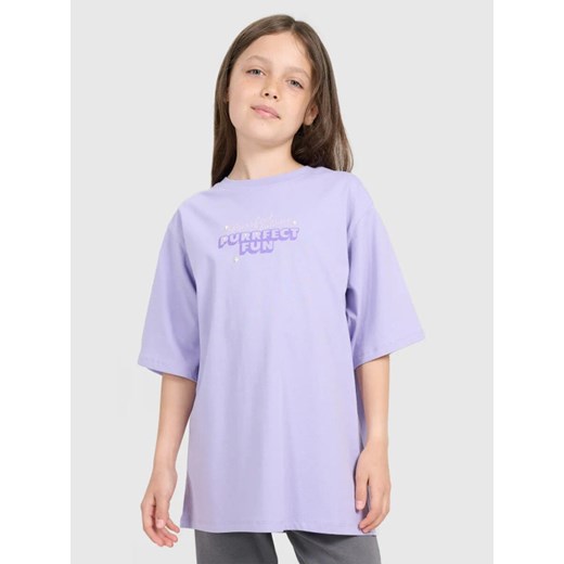 Dziewczęcy t-shirt oversize z nadrukiem 4F 4FJRAW25TTSHF3200 - fioletowy ze sklepu Sportstylestory.com w kategorii Bluzki dziewczęce - zdjęcie 185837681