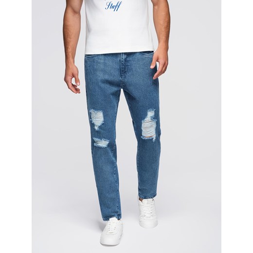 Jeansowe spodnie męskie CARROT FIT z przetarciami – niebieskie V2 OM-PADP-0250 ze sklepu ombre w kategorii Jeansy męskie - zdjęcie 185843380