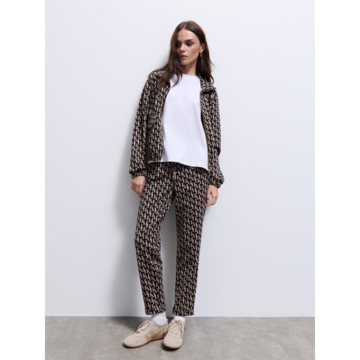 Mohito - Dresowe joggery w monogram - czarny ze sklepu Mohito w kategorii Spodnie damskie - zdjęcie 185846740