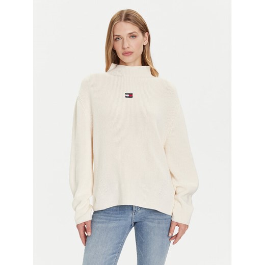 Tommy Jeans Sweter Badge DW0DW21676 Écru Relaxed Fit ze sklepu MODIVO w kategorii Swetry damskie - zdjęcie 185868700