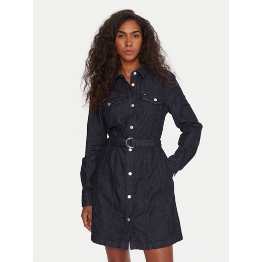 Tommy Jeans Sukienka jeansowa DW0DW21649 Granatowy Regular Fit ze sklepu MODIVO w kategorii Sukienki - zdjęcie 185869481