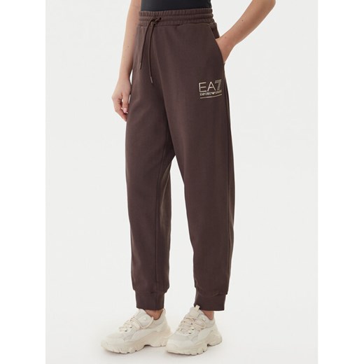 EA7 Emporio Armani Spodnie dresowe 7W000418 AF12473 U6063 Brązowy Regular Fit ze sklepu MODIVO w kategorii Spodnie damskie - zdjęcie 185869742