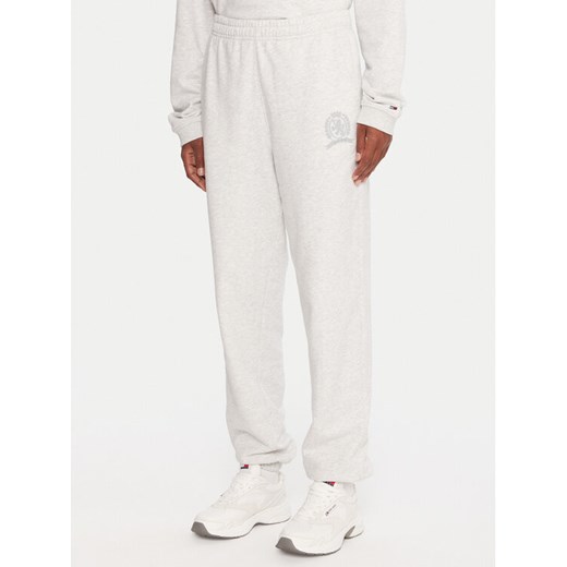 Tommy Jeans Spodnie dresowe DW0DW21702 Szary Regular Fit ze sklepu MODIVO w kategorii Spodnie damskie - zdjęcie 185869853