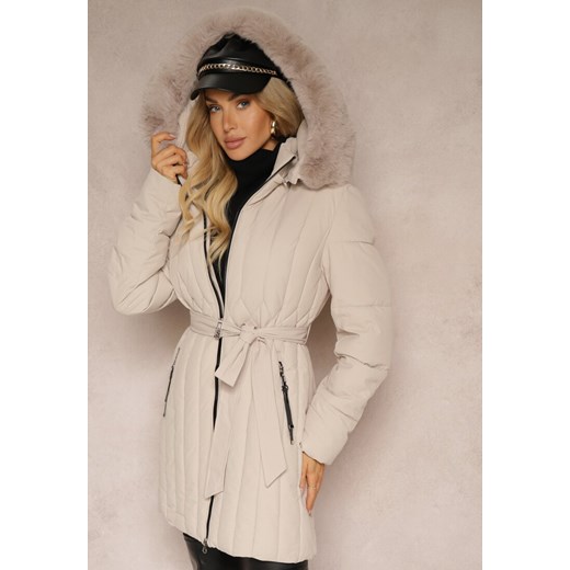 Beżowa Pionowo Pikowana Kurtka z Kapturem z Futrzanym Wykończeniem i Wiązanym Paskiem Leozelle ze sklepu renee.pl w kategorii Kurtki damskie - zdjęcie 185883411