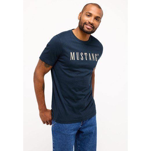 MĘSKA KOSZULKA MUSTANG T-shirt LOGO NADRUK Austin Carbon 1014695 4135 ze sklepu YouNeedit.pl w kategorii T-shirty męskie - zdjęcie 185886491