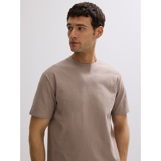 Reserved - Strukturalny t-shirt comfort fit - brązowy ze sklepu Reserved w kategorii T-shirty męskie - zdjęcie 185888532