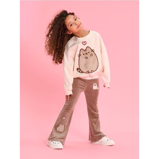Sinsay - Spodnie flare z falbanami i naszywkami Pusheen - brązowy Sinsay 122 (6-7 l) Sinsay