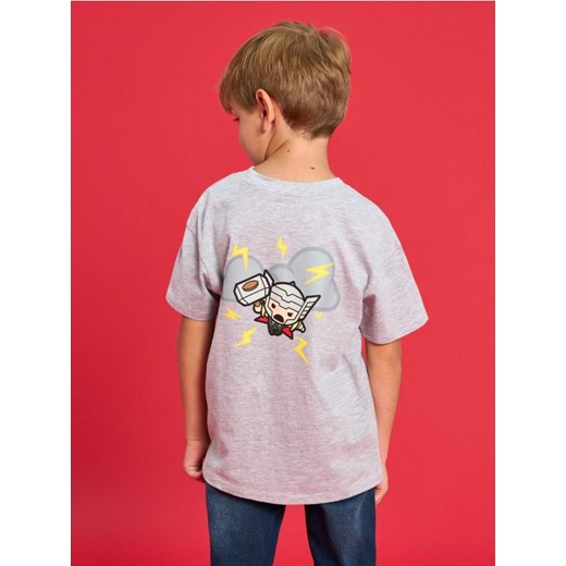 Sinsay - Koszulka z nadrukiem na plecach Marvel Kawaii Art Collection - szary ze sklepu Sinsay w kategorii T-shirty chłopięce - zdjęcie 185895491