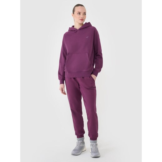 Damskie spodnie dresowe joggery 4F 4FWSS25TTROF0993 - fioletowe ze sklepu Sportstylestory.com w kategorii Spodnie damskie - zdjęcie 185900060